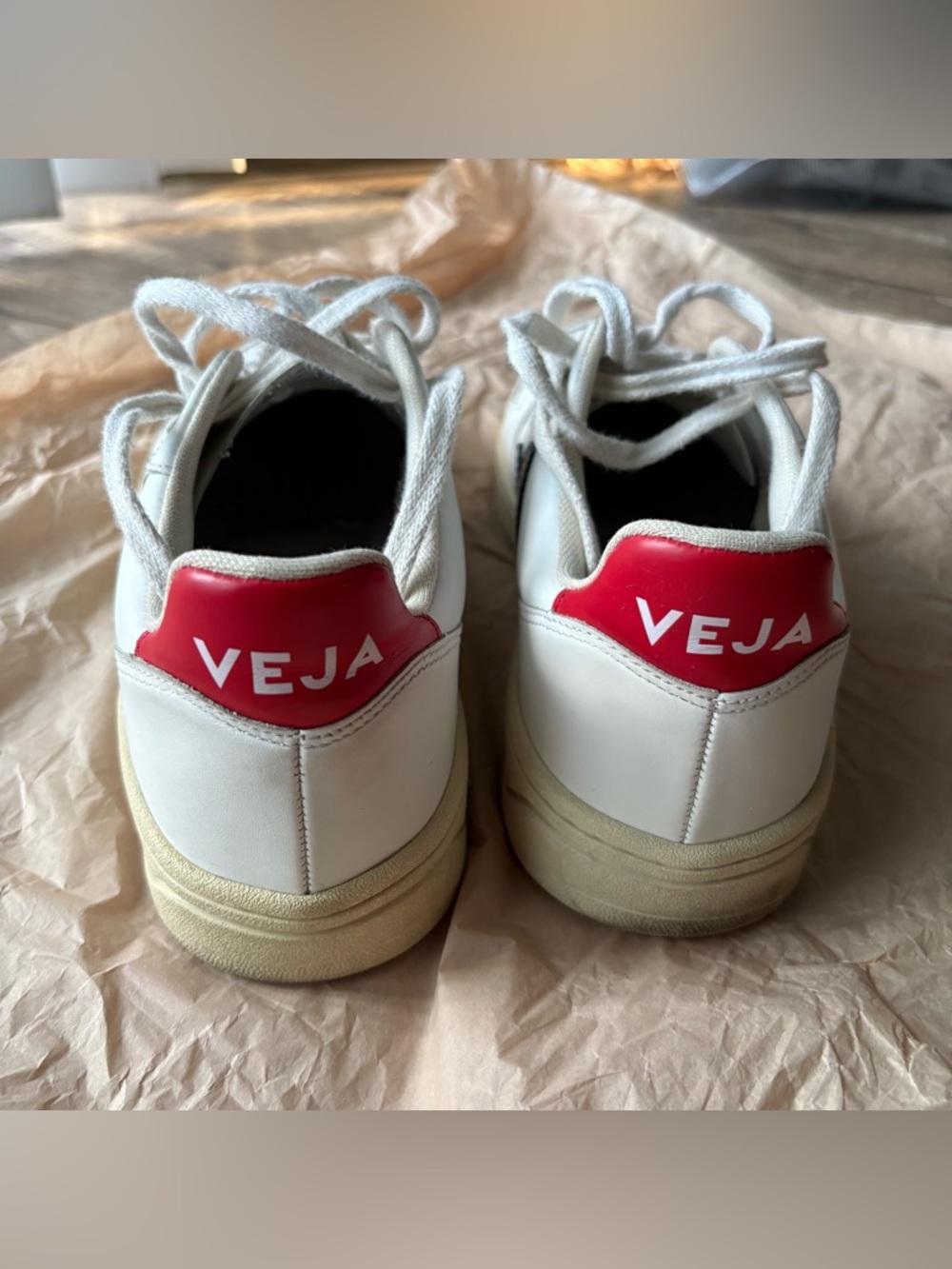Veja V-10 sneakers, size 9 - Picture 6 of 9
